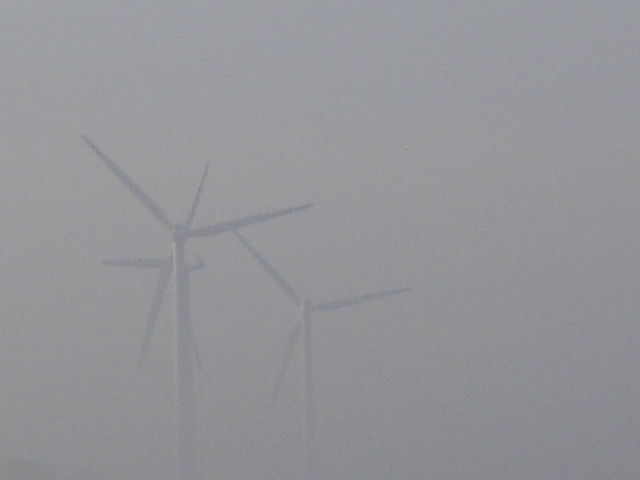 Windräder im Nebel 1